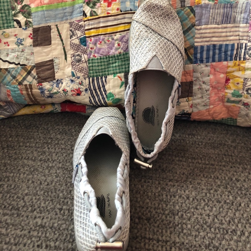 Girls sz 11 Tom/Bob lookalike style glitter shoes